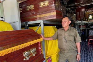 Người lo hậu sự của những đám tang không tiền