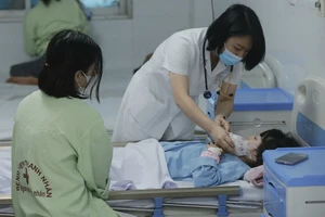 Số ca tay chân miệng và sốt xuất huyết gia tăng, đã có 12 người tử vong