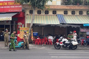 Công an phường Tân Sơn ra quân xử lý lấn chiếm vỉa hè