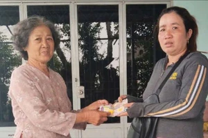 Một phụ nữ ở TP.HCM nhặt được tiền và vé số trúng giải liền trả lại người mất