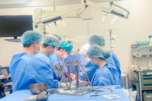 Cứu sống ngoạn mục nam nhân viên giao hàng bị đâm xuyên tim 