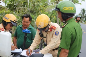TP.HCM: Trạm CSGT Tân Túc ra quân xử lý xe độ chế, xe kéo tự phát
