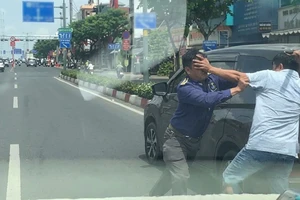 Hai người đàn ông dừng ô tô, đánh nhau giữa đường Phạm Văn Đồng