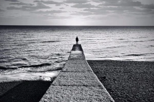 Đừng gặm nhấm cô đơn một mình... 