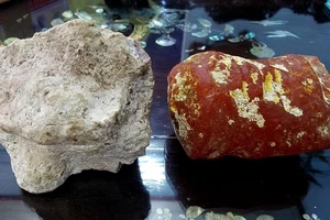 Lạ kỳ 2 viên đá tỏa ra mùi thơm như nước hoa