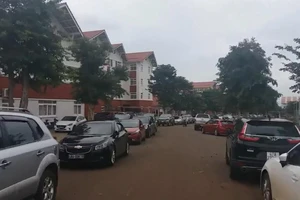 Cả ngàn ô tô của phụ huynh đỗ kín sân trường ở Đắk Lắk