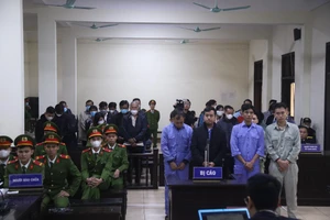 Ngày đầu xét xử đường dây 100 người mua bán khống hóa đơn VAT 