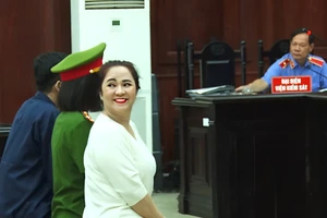 Bà Nguyễn Phương Hằng đã có mặt ở phòng xử