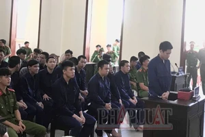 Toà Cần Thơ đang xử vụ 20 bị cáo sử dụng vũ khí quân dụng, gây náo loạn đường phố 