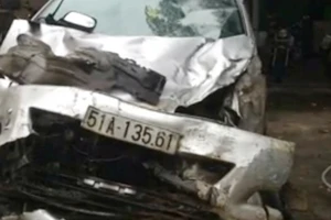 Ôtô chở thuốc lá lậu đâm sập bờ tường khi bị truy đuổi