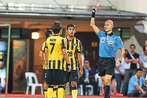 Phun nước bọt, Nazmi bị 'chém' tứ phía!