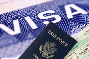 Sẽ giảm phí cấp visa vào Việt Nam 