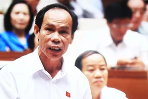 Các đại biểu 'quay' bộ trưởng về giá sữa cao, hàng lậu tràn lan