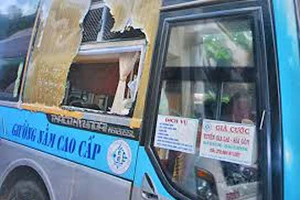 Khởi tố ba người ném đá xe khách để… giải rượu