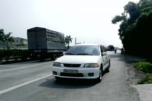 Rùng mình ô tô, xe máy, ba gác vô tư chạy ngược chiều trên quốc lộ 