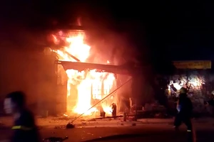 Lửa thiêu rụi tiệm tạp hóa ở quận 5 trong đêm