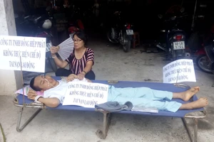 Khiêng nạn nhân đến cổng công ty đòi tiền bồi thường