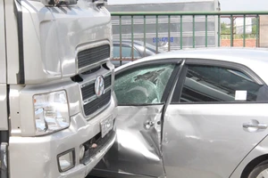 Quay đầu xe, ô tô bị xe tải tông nát