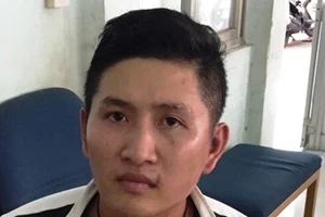 Giả cảnh sát hình sự cưỡng đoạt tiền và tình gái đứng đường