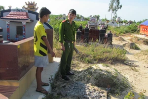 Đập gần 20 bia mộ lấy sắt bán để chơi game