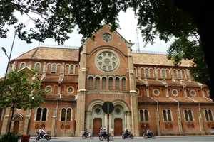 Nhà thờ Đức Bà sẽ sửa mái, cột tháp…