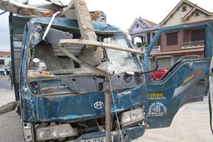 Xe tải lao lên lề đường đâm sập nhà dân