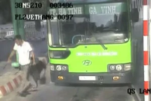 Nghi can đâm thấu bụng nhân viên xe buýt camera ghi lại đã bị bắt