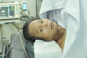 Hơn 15 phút lấy khối bướu bàng quang cho 'thi sĩ chăn bò'