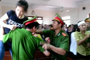 Người nhà gây náo loạn khi nghe toà tuyên 'vụ quan tài diễu phố'