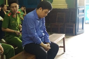 Trưởng ban quản lý chợ bán đứng 49 kios của tiểu thương