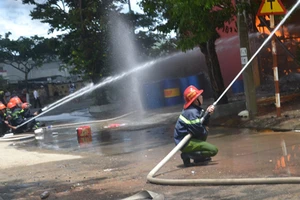 Hơn 300 cảnh sát dập lửa ở xưởng sơn