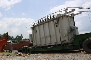 Đã buộc xe chở biến thế ‘siêu khủng’ xuống sà lan