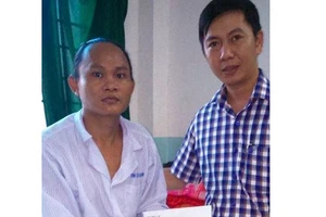 Trao tiền ủng hộ ‘Thi sĩ chăn bò’