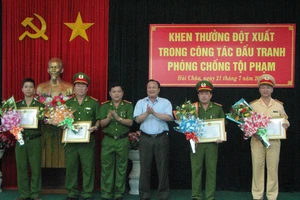 Khen thưởng công an truy bắt tài xế gây tai nạn rồi bỏ trốn