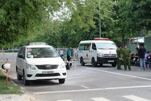 Tài xế taxi chết trong xe sau tiếng nổ