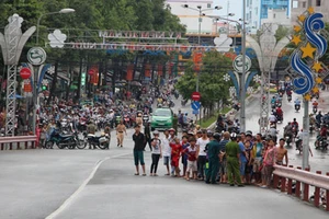 Công an cấm xe qua cầu để khám nghiệm một vụ tai nạn