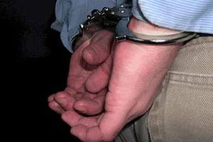 Một cán bộ địa chính bị bắt vì ‘chạy’ giấy đỏ