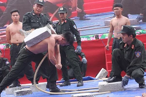 Xem cảnh sát cơ động Bình Dương trình diễn võ thuật