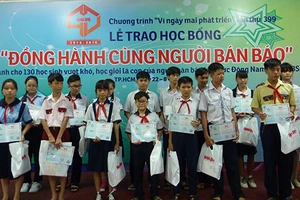 Báo Tuổi Trẻ trao học bổng cho con người bán báo