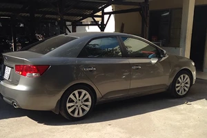 Ô tô hất CSGT lên capo chạy hàng trăm mét