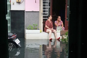 Mưa ngớt, TP.HCM còn ngập nước
