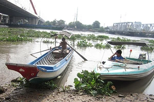 Người đàn ông tự tử chết trên bệ chân cầu Bình Lợi