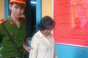 Mang iPhone làm bằng gạch men đi cầm gần tỉ đồng