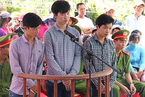 Xúc phạm Quốc kỳ, ba bị cáo lãnh án