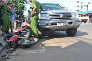 Ô tô cán ba xe máy làm bốn người trọng thương