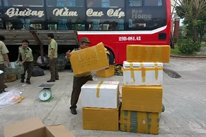 Bắt xe giường nằm chở gần nửa tấn linh kiện điện tử