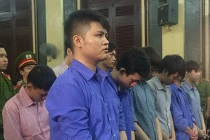 Băng cướp dùng roi điện, bình xịt hơi cay lãnh án