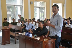 Nạn nhân khai bị tra tấn rùng rợn, bị cáo nói 'chỉ bạt tai'