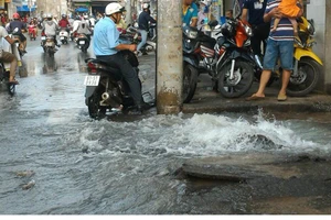 Nước máy phun ngập đường phố