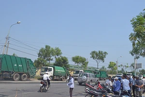 Dân rào chắn, hàng loạt xe chở rác nằm đường